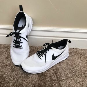 Women’s Nike Airmax! Only worn once!